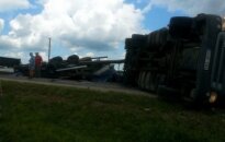 Под Рокишкисом перевернулась фура