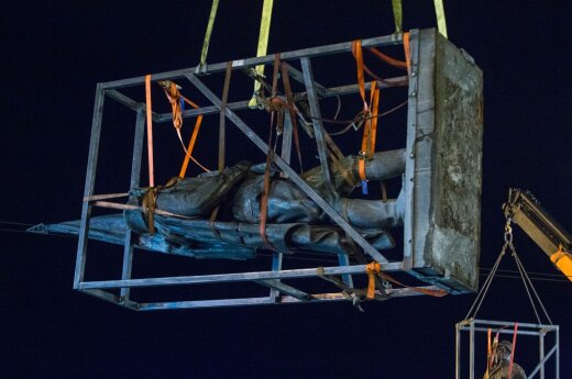 Ночью с Зеленого моста в Вильнюсе сняли первую скульптуру