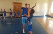 Mindaugas Kuzminskas su stovyklautoju / Foto: Mindaugo Kuzminsko krepšinio stovykla
