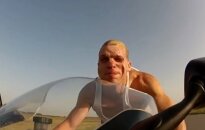 Britai smaginasi: kaip atrodo veidas lekiant 240 km/h greičiu?