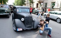 Senovinių automobilių paradas centrinėmis miesto gatvėmis