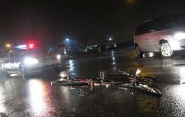 Vilkiko nublokštą dviratininką pervažiavo automobilis