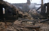 Joniškyje ugniagesiai iš gaisro išnešė du žmones, vieno jų išgelbėti nepavyko