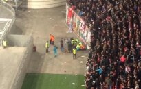 Nelaimė Amsterdame: švęsdamas įvartį iš tribūnos iškrito „Ajax“ fanas