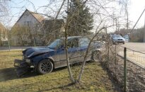 Į svetimą kiemą per tvorą įskridusio BMW vairuotojas paliko girtą tėvą