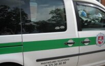 Girtas vairuotojas trenkėsi į stovintį policijos tarnybinį automobilį