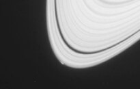 Gimstantis Saturno palydovas - šviesesnis taškas pačioje žiedo apačioje