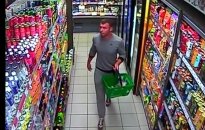 Nufilmuotas įžūlus vagišius: čiupęs alkoholį spruko pro pardavėją