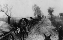 Vokiečių vežimų virtinės traukia begaliniais Rytų keliais
