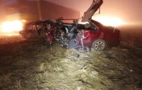 Mažeikių r. susidūrė automobiliai, prireikė ugniagesių pagalbos