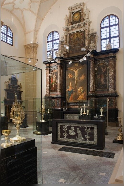 Vietoje 1991 m. dingusio Nukryžiuotojo Jėzaus paveikslo pakabintas Simono Čekavičiaus nutapytas „Nukryžiuotasis“. 2010 m.