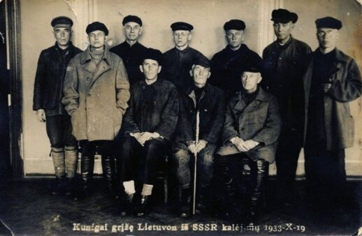 T. Matulionis (sėdi centre) su kitais kunigais, iškeistais į 24 bolševikų veikėjus: Antaną Sniečkų ir kitus (1933)