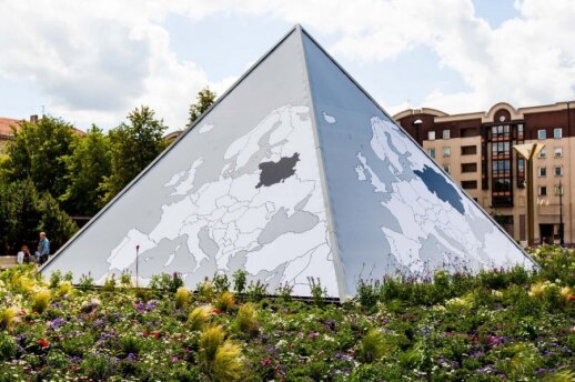 Fountain by the Seimas was remodelled into a pyramid showing the outlines of the Grand Duchy of Lithuania at various times in history.