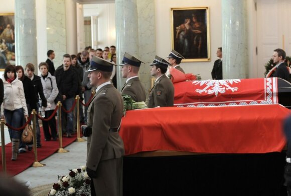 Žuvusio Lenkijos prezidento L. Kaczynskio karste – dar dviejų žmonių palaikai