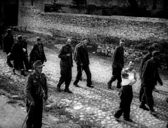 Šv. Kazimiero gatve vedami vokiečių belaisviai.Kadras iš sovietinės kino kronikos. LCVA kino dokumentų skyrius.