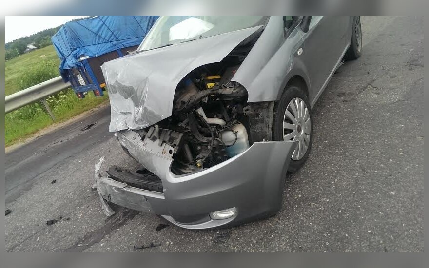 Į kapines važiavę žmonės pateko į skaudžią avariją
