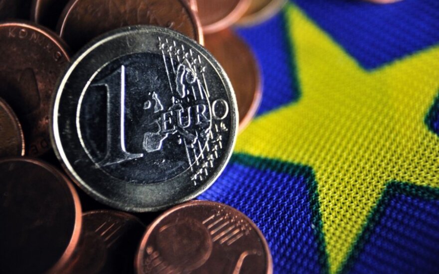 Analitikas apie tai, kurias prekes labiausiai brangins euras
