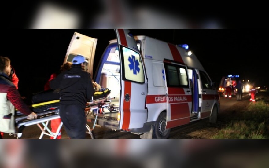 Keturiolikmetis iššoko iš penkto aukšto