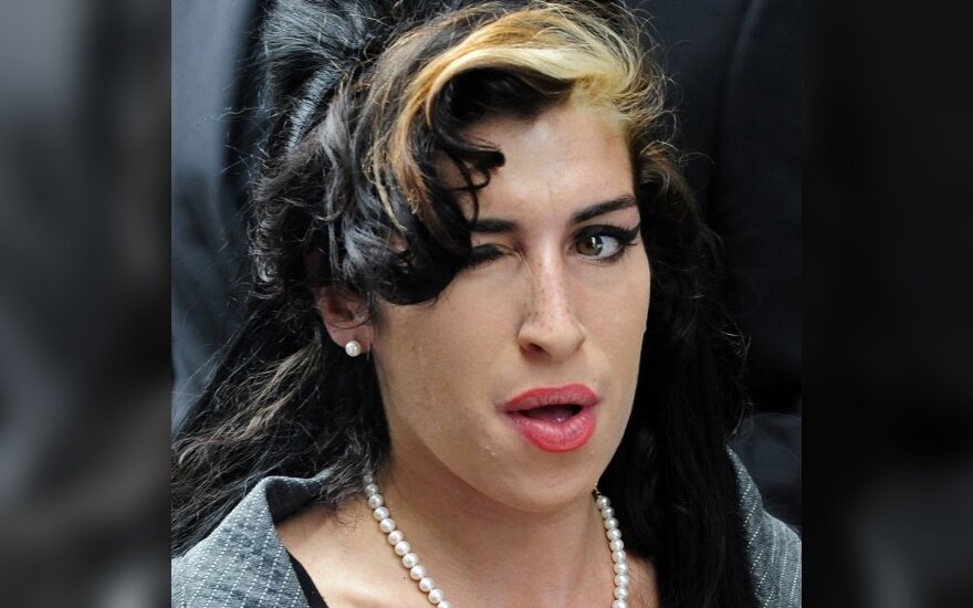 Tėvas užtiko A.Winehouse lovoje su buvusiu vyru