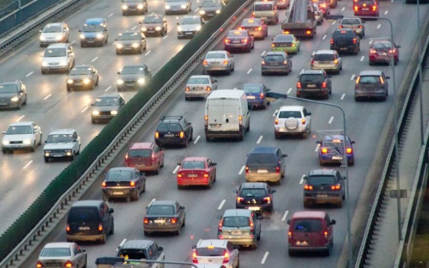Automobilių mokestis: daugėja pasisakančių „už“
