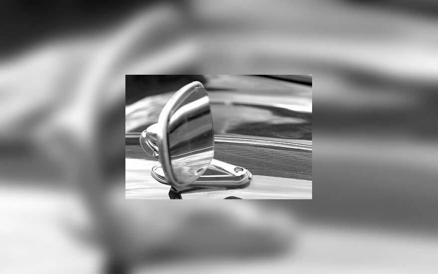Vilniuje vagys iš brito garažo išnešė brangias egzotiško automobilio detales