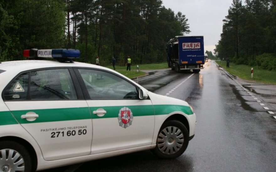 Lydos plente nuo kelio nulėkė vilkikas