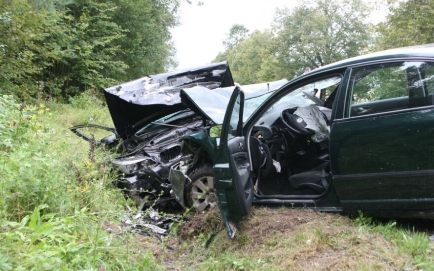 Trakų r. susidūrė BMW ir „Škoda“– keturi žmonės sunkiai sužaloti
