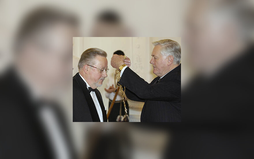 V.Adamkus apdovanoja V.Landsbergį