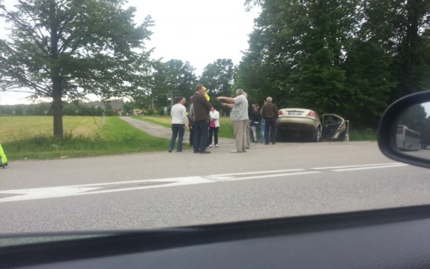 Netoli Garliavos „Ford“ nuskriejo į medį