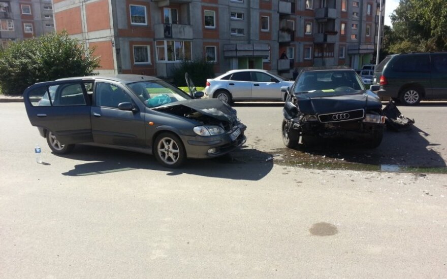 95 metų vairuotojo „Audi“ susidūrė su moksleivių pilnu „Nissan“