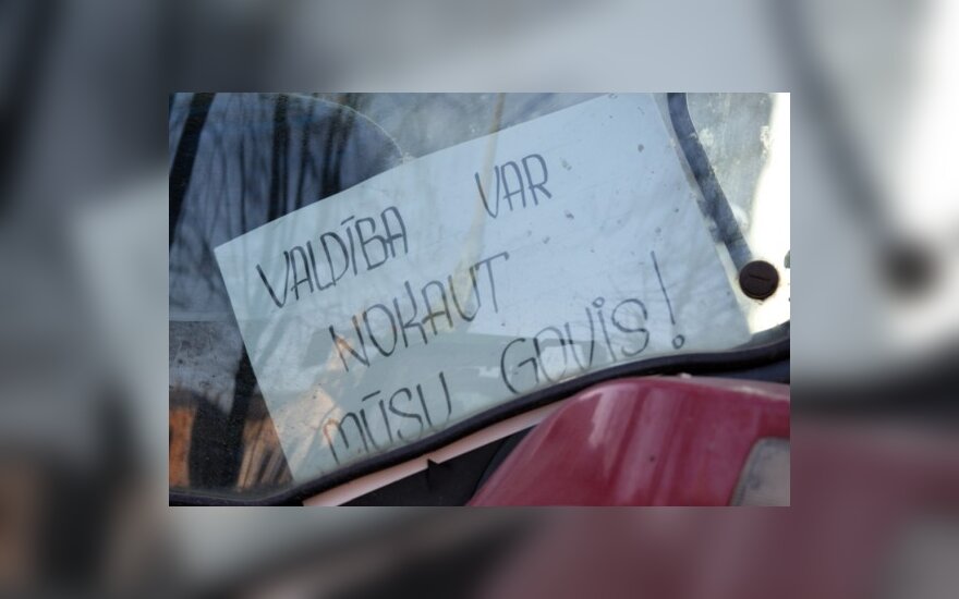 Латвийские крестьяне принесли к зданию правительства гроб