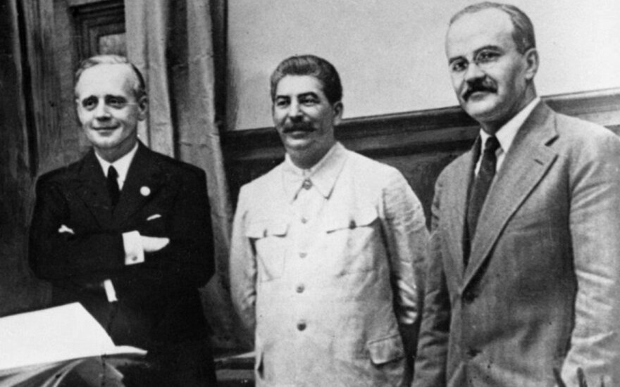 Pasirašius Molotovo–Ribbentropo paktą. Iš kairės: J. von Ribbentropas, J. Stalinas ir V. Molotovas