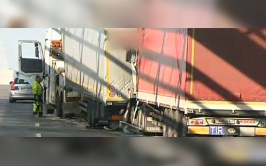 Авария в Польше: грузовик из Литвы врезался в легковой автомобиль
