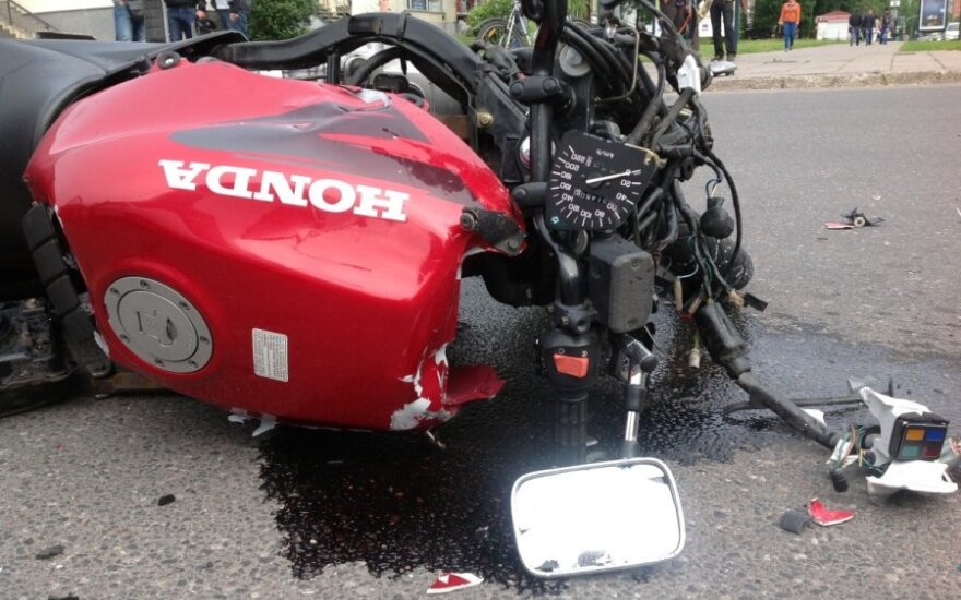 После удара в машину неуправляемый мотоцикл сбил пешехода