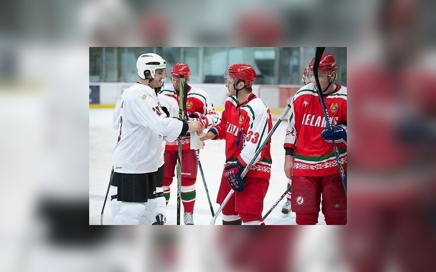 Депутаты Сейма Латвии сыграли в хоккей членами парламента Беларуси