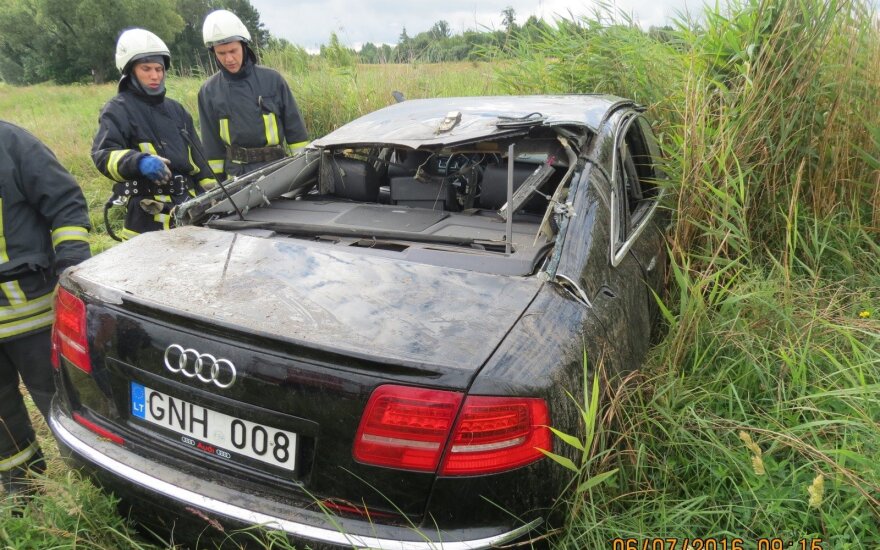В Клайпедском районе перевернулся Audi S8, пострадали женщина и ребенок