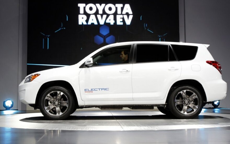 Первые снимки нового кроссовера Toyota Rav4 утекли в Интернет