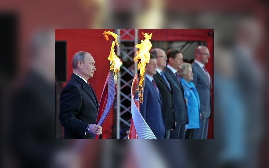 Олимпийский огонь погас во время эстафеты, старт которой дал Путин