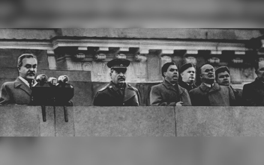 Sovietų veikėjo Michailo Kalinino laidotuvės 1946 m. Viačeslavas Molotovas (pirmas iš kairės), Josifas Stalinas (antras iš kairės), Lavrentijus Berija (trečias iš kairės).