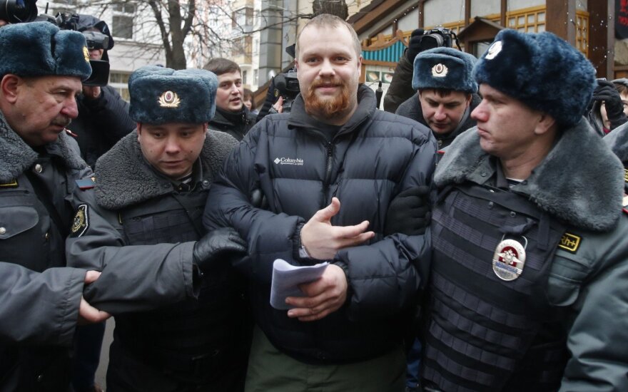 Россия: националиста Демушкина приговорили к 2,5 годам колонии