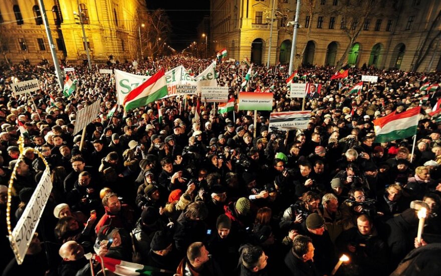 Palaikyti Vengrijos vyriausybės į gatves išėjo 100 tūkst. žmonių