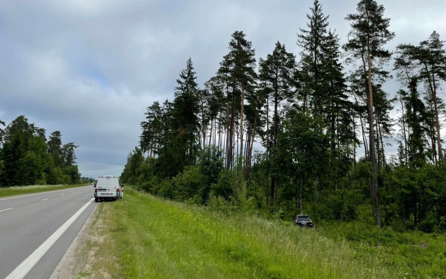 В Вильнюсе пожилой водитель съехал с дороги и врезался в дерево