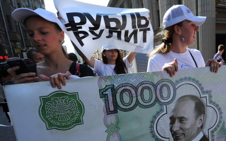 Россия в тисках санкций: рубль падает, кризис кредитования нарастает
