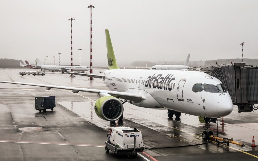 Правительство разрешило Air Baltic возобновить полеты из Вильнюса в Ригу и Таллин