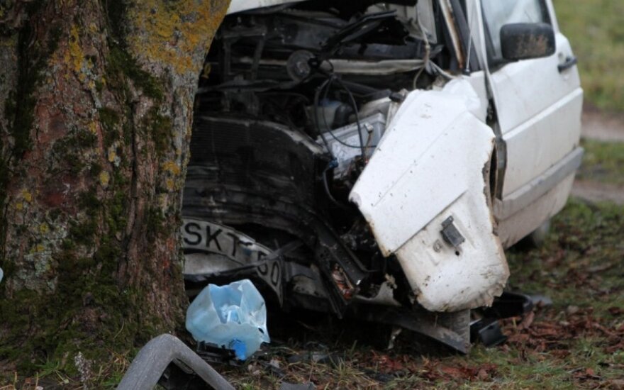 В Каунасском районе в дерево врезался автомобиль, водитель погиб