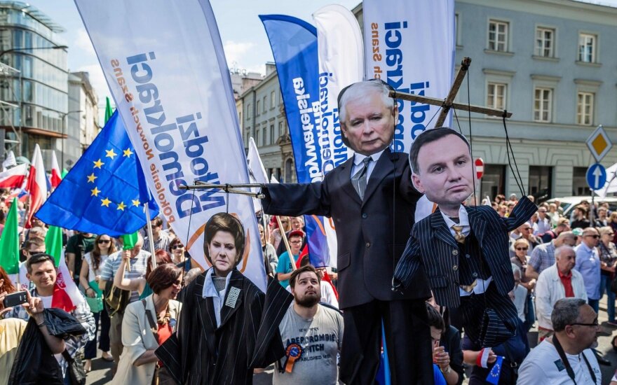 Lenkai protestuoja prieš Vyriausybę