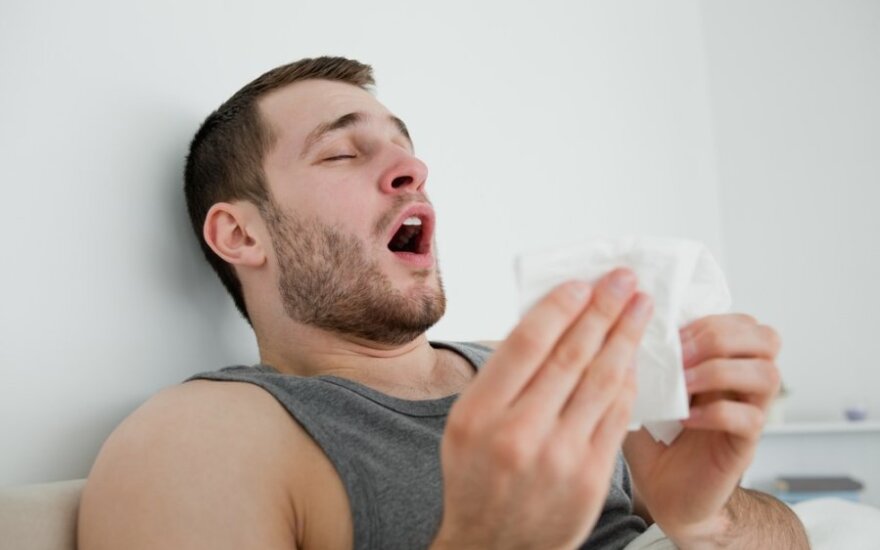 Vyras čiaudi, čiaudulys, sloga, peršalimas, gripas, alergija