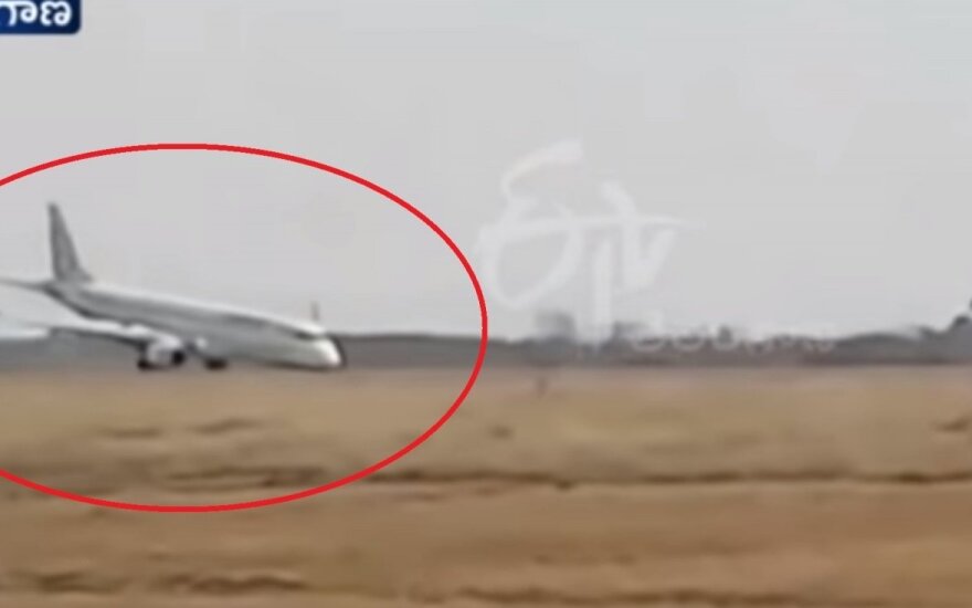 ВИДЕО: в Мьянме самолет совершил аварийную посадку с заклинившим передним шасси