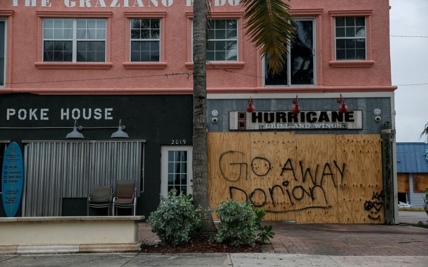 ФОТО: Число жертв урагана "Дориан" на Багамах выросло до семи, дома на островах разрушены и затоплены