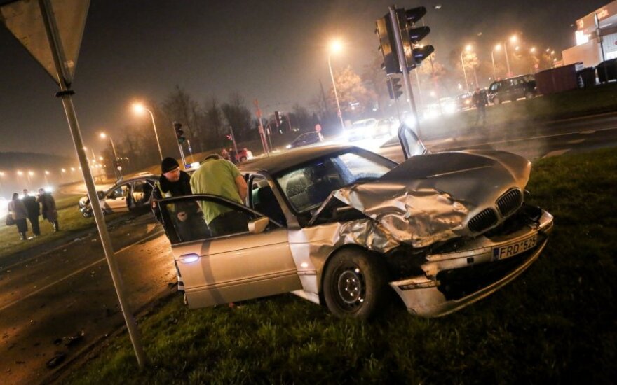После столкновения автомобилей в Вильнюсе в больницу доставлены 3 человека